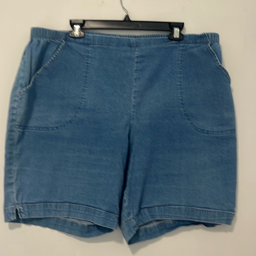 Short denim with side pockets, elastic band back. Size 3X, length 19 inches.